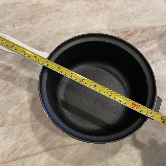 Le Creuset 2 Qt nonstick cast iron saucepan  vintage  white 22 - Picture 10 of 12